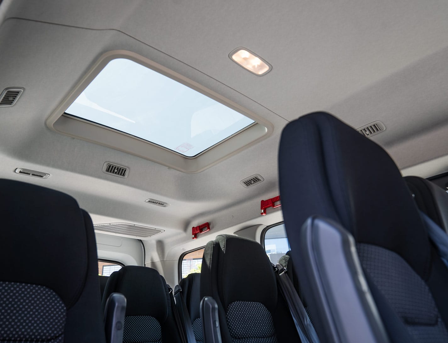 maxus deliver 9 — Front 3/4 View